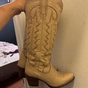 Dingo cream white tall boots 8.5